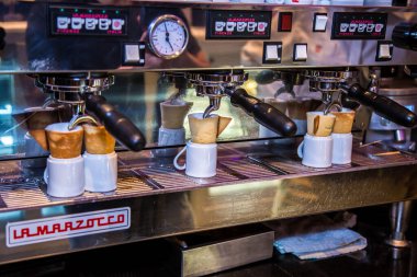 Kahve günü içkisi ve kahve makinesi. Fotoğraf, yüzeysel alan derinliği olan seçici bir odak noktası. 1 Ekim 2017 'de Kahire Mısır' da çekildi..
