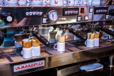 Kahve günü içkisi ve kahve makinesi. Fotoğraf, yüzeysel alan derinliği olan seçici bir odak noktası. 1 Ekim 2017 'de Kahire Mısır' da çekildi..