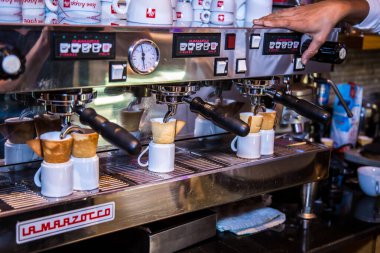 Kahve günü içkisi ve kahve makinesi. Fotoğraf, yüzeysel alan derinliği olan seçici bir odak noktası. 1 Ekim 2017 'de Kahire Mısır' da çekildi..