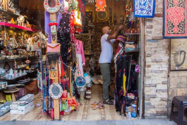 Moez Caddesi, Fatimia İslami Kahire, Husssien Cami bölgesi için editör fotoğrafı, sığ alan derinliği ile seçici bir odak noktası. Fotoğraf Kahire Mısır 'da 5 Eylül 2021' de çekildi.