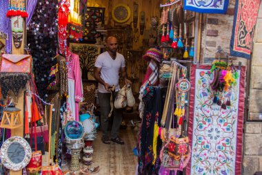 Moez Caddesi, Fatimia İslami Kahire, Husssien Cami bölgesi için editör fotoğrafı, sığ alan derinliği ile seçici bir odak noktası. Fotoğraf Kahire Mısır 'da 5 Eylül 2021' de çekildi.