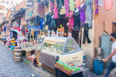 Moez Caddesi, Fatimia İslami Kahire, Husssien Cami bölgesi için editör fotoğrafı, sığ alan derinliği ile seçici bir odak noktası. Fotoğraf Kahire Mısır 'da 5 Eylül 2021' de çekildi.