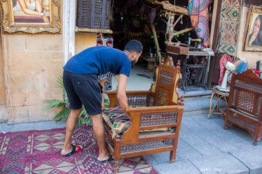 Moez Caddesi, Fatimia İslami Kahire, Husssien Cami bölgesi için editör fotoğrafı, sığ alan derinliği ile seçici bir odak noktası. Fotoğraf Kahire Mısır 'da 5 Eylül 2021' de çekildi.
