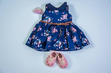 Çocuk modası, çocuk kıyafetleri, katlanmış kıyafetler renkli arka planda haykırışlar, çekim seçici odak noktası sığ alan derinliği, Kahire Mısır 'da çekilmiş.