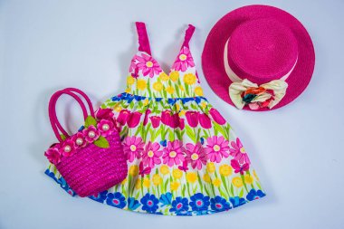 Çocuk modası, çocuk kıyafetleri, katlanmış kıyafetler renkli arka planda haykırışlar, çekim seçici odak noktası sığ alan derinliği, Kahire Mısır 'da çekilmiş.