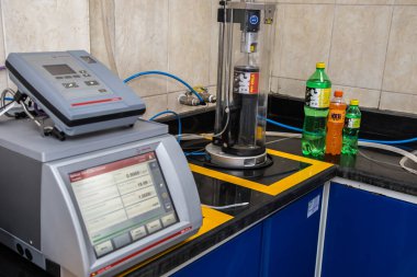 Big Cola Laboratuvarı için editör fotoğrafı, seçici odak noktası sığ alan derinliği. Fotoğraflar 21 Ocak 2016 'da Kahire Mısır' da çekildi