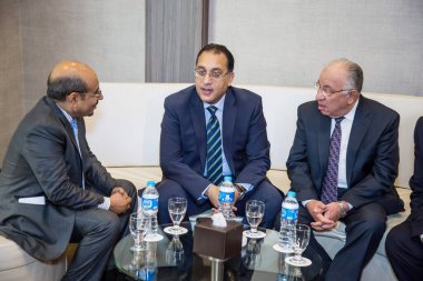 Başbakan Dr. Mostafa Madbouly, 22 Kasım 2017 tarihinde Kahire 'deki STEIGENBERGER Oteli' nde Arap Müteahhitler için bir konferansta