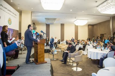 Başbakan Dr. Mostafa Madbouly, 22 Kasım 2017 tarihinde Kahire 'deki STEIGENBERGER Oteli' nde Arap Müteahhitler için bir konferansta