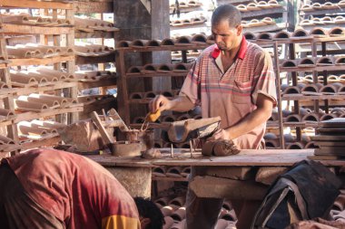 Editoryal çömlek imalatı fotoğrafı, seçici odak noktası ve sığ alan derinliği. Fotoğraf 17 Ağustos 2011 'de Kahire Mısır' da çekildi.