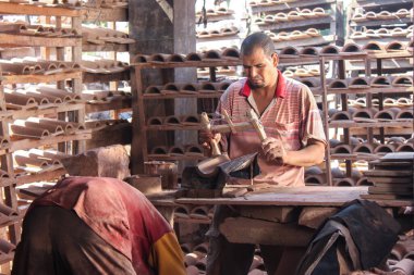 Editoryal çömlek imalatı fotoğrafı, seçici odak noktası ve sığ alan derinliği. Fotoğraf 17 Ağustos 2011 'de Kahire Mısır' da çekildi.