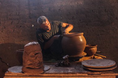 Editoryal çömlek imalatı fotoğrafı, seçici odak noktası ve sığ alan derinliği. Fotoğraf 17 Ağustos 2011 'de Kahire Mısır' da çekildi.