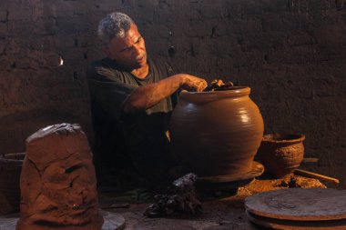 Editoryal çömlek imalatı fotoğrafı, seçici odak noktası ve sığ alan derinliği. Fotoğraf 17 Ağustos 2011 'de Kahire Mısır' da çekildi.