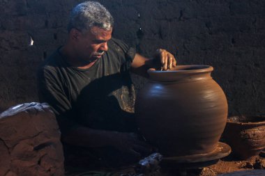 Editoryal çömlek imalatı fotoğrafı, seçici odak noktası ve sığ alan derinliği. Fotoğraf 17 Ağustos 2011 'de Kahire Mısır' da çekildi.