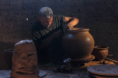Editoryal çömlek imalatı fotoğrafı, seçici odak noktası ve sığ alan derinliği. Fotoğraf 17 Ağustos 2011 'de Kahire Mısır' da çekildi.