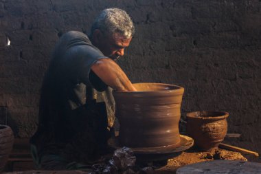 Editoryal çömlek imalatı fotoğrafı, seçici odak noktası ve sığ alan derinliği. Fotoğraf 17 Ağustos 2011 'de Kahire Mısır' da çekildi.