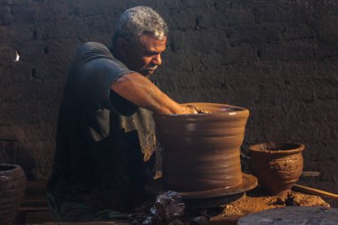 Editoryal çömlek imalatı fotoğrafı, seçici odak noktası ve sığ alan derinliği. Fotoğraf 17 Ağustos 2011 'de Kahire Mısır' da çekildi.