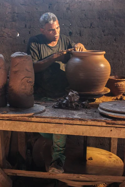 Editoryal çömlek imalatı fotoğrafı, seçici odak noktası ve sığ alan derinliği. Fotoğraf 17 Ağustos 2011 'de Kahire Mısır' da çekildi.