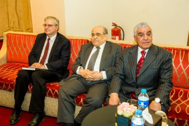 Dr.Zahi Hawass ve Dr.Sahar N. Saleem Book için editör fotoğrafı, Firavunların imza töreni. Fotoğraf, yüzeysel alan derinliğiyle seçici bir odak noktasıdır. Fotoğraf 23 Mart 2016 'da Kahire Mısır' da çekildi.