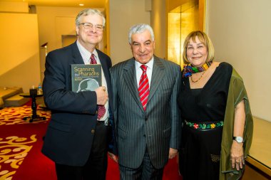 Dr.Zahi Hawass ve Dr.Sahar N. Saleem Book için editör fotoğrafı, Firavunların imza töreni. Fotoğraf, yüzeysel alan derinliğiyle seçici bir odak noktasıdır. Fotoğraf 23 Mart 2016 'da Kahire Mısır' da çekildi.