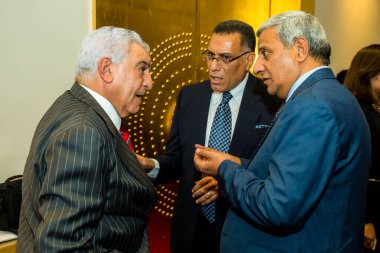 Dr.Zahi Hawass ve Dr.Sahar N. Saleem Book için editör fotoğrafı, Firavunların imza töreni. Fotoğraf, yüzeysel alan derinliğiyle seçici bir odak noktasıdır. Fotoğraf 23 Mart 2016 'da Kahire Mısır' da çekildi.