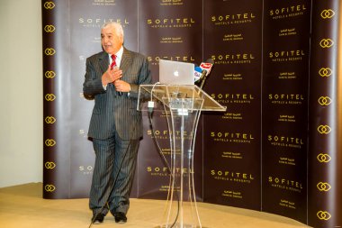 Dr.Zahi Hawass ve Dr.Sahar N. Saleem Book için editör fotoğrafı, Firavunların imza töreni. Fotoğraf, yüzeysel alan derinliğiyle seçici bir odak noktasıdır. Fotoğraf 23 Mart 2016 'da Kahire Mısır' da çekildi.