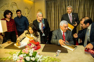 Dr.Zahi Hawass ve Dr.Sahar N. Saleem Book için editör fotoğrafı, Firavunların imza töreni. Fotoğraf, yüzeysel alan derinliğiyle seçici bir odak noktasıdır. Fotoğraf 23 Mart 2016 'da Kahire Mısır' da çekildi.