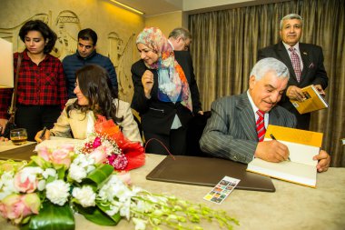 Dr.Zahi Hawass ve Dr.Sahar N. Saleem Book için editör fotoğrafı, Firavunların imza töreni. Fotoğraf, yüzeysel alan derinliğiyle seçici bir odak noktasıdır. Fotoğraf 23 Mart 2016 'da Kahire Mısır' da çekildi.