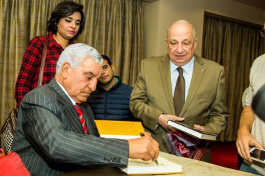 Dr.Zahi Hawass ve Dr.Sahar N. Saleem Book için editör fotoğrafı, Firavunların imza töreni. Fotoğraf, yüzeysel alan derinliğiyle seçici bir odak noktasıdır. Fotoğraf 23 Mart 2016 'da Kahire Mısır' da çekildi.