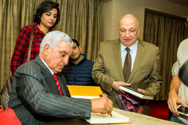 Dr.Zahi Hawass ve Dr.Sahar N. Saleem Book için editör fotoğrafı, Firavunların imza töreni. Fotoğraf, yüzeysel alan derinliğiyle seçici bir odak noktasıdır. Fotoğraf 23 Mart 2016 'da Kahire Mısır' da çekildi.