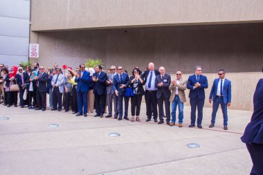 Mısır 'ın Turizm ve Antika Bakanı için Askeri Müze' den Büyük Mısır Müzesi 'ne Kral Tutankamon' un Arabası 'nda yazı işleri. Fotoğraf, yüzeysel alan derinliğiyle seçici bir odak noktasıdır. 5 Mayıs 2018 'de Kahire Mısır' da çekildi.