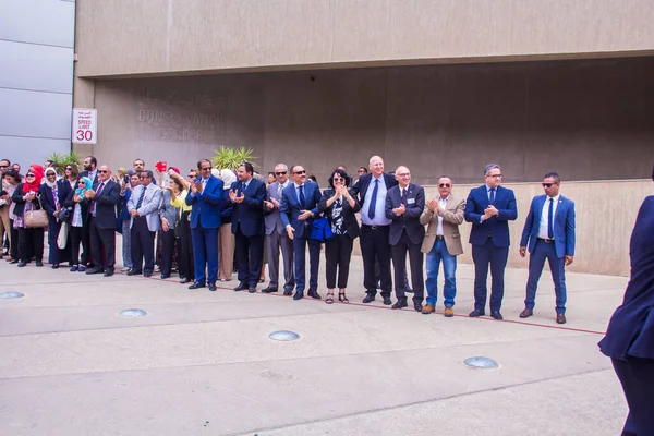 Mısır 'ın Turizm ve Antika Bakanı için Askeri Müze' den Büyük Mısır Müzesi 'ne Kral Tutankamon' un Arabası 'nda yazı işleri. Fotoğraf, yüzeysel alan derinliğiyle seçici bir odak noktasıdır. 5 Mayıs 2018 'de Kahire Mısır' da çekildi.
