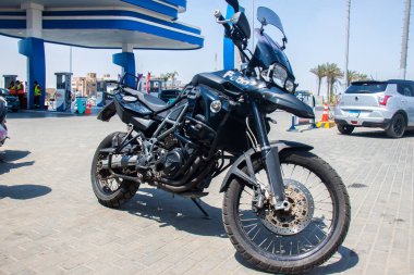 Resimli Editör Markalı Fotoğraf, Motosiklet, seçici odak noktası sığ alan derinliği. Fotoğraflar 1 Temmuz 2022 'de Kahire Mısır' da çekildi.