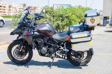 Resimli Editör Markalı Fotoğraf, Motosiklet, seçici odak noktası sığ alan derinliği. Fotoğraflar 1 Temmuz 2022 'de Kahire Mısır' da çekildi.