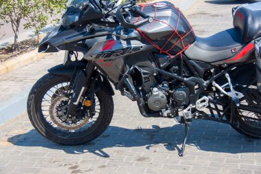 Resimli Editör Markalı Fotoğraf, Motosiklet, seçici odak noktası sığ alan derinliği. Fotoğraflar 1 Temmuz 2022 'de Kahire Mısır' da çekildi.