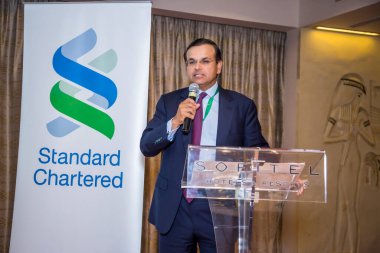 Kahire 'deki Standard Chartered British Bank semineri için editör fotoğrafı. Fotoğraf, sığ bir alan derinliğiyle seçici bir odak noktası. Fotoğraf 20 Kasım 2017 'de Kahire Mısır' da çekildi..