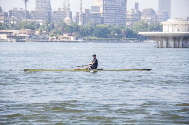 28 Haziran 2022 'de Kahire' de Mısır 'da çekilen, kürek kullanan yarış teknelerinin sporu olan Nil' de Yayın Kürekleri, sığ alan derinliğiyle seçici bir odak noktasıdır.