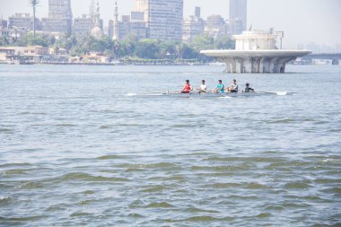 28 Haziran 2022 'de Kahire' de Mısır 'da çekilen, kürek kullanan yarış teknelerinin sporu olan Nil' de Yayın Kürekleri, sığ alan derinliğiyle seçici bir odak noktasıdır.