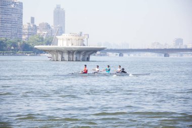 28 Haziran 2022 'de Kahire' de Mısır 'da çekilen, kürek kullanan yarış teknelerinin sporu olan Nil' de Yayın Kürekleri, sığ alan derinliğiyle seçici bir odak noktasıdır.