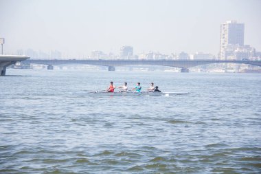 28 Haziran 2022 'de Kahire' de Mısır 'da çekilen, kürek kullanan yarış teknelerinin sporu olan Nil' de Yayın Kürekleri, sığ alan derinliğiyle seçici bir odak noktasıdır.