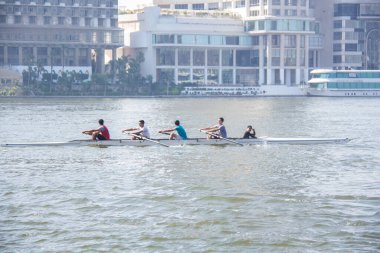 28 Haziran 2022 'de Kahire' de Mısır 'da çekilen, kürek kullanan yarış teknelerinin sporu olan Nil' de Yayın Kürekleri, sığ alan derinliğiyle seçici bir odak noktasıdır.