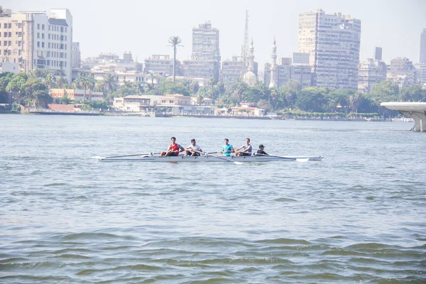 編集ナイル川に漕ぎ オアーズを使用したレースボートのスポーツ ショットは フィールドの浅い深さで選択的な焦点であります カイロエジプトで撮影されました28 6月2022 — ストック写真