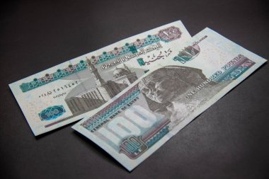 Mısır parası, Mısır sterlini, karanlık arka planda izole edilmiş. 