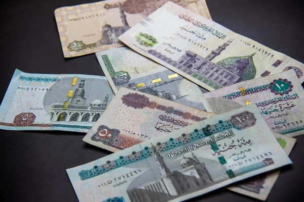 Αιγυπτιακά Χρήματα Αιγυπτιακή Λίρα Που Λαμβάνονται Απομονωμένα Σκοτεινό Backgraound — Φωτογραφία Αρχείου