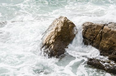 Denizin dalgası. Uçurumun tepesinden manzara.