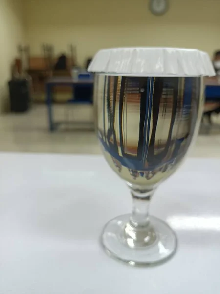 Masanın üzerinde bir bardak su.