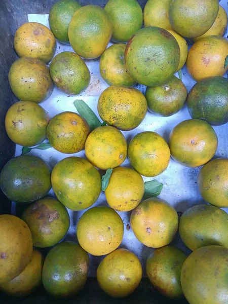 Cítricos Verdes Frescos Sobre Mesa — Foto de Stock