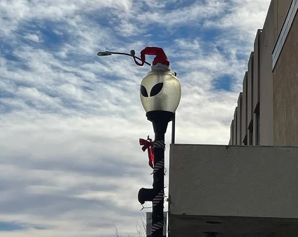 Street Light Alien Roswell New Mexico Christmas Hat Holidays — Stock Photo, Image