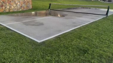 Islak betonu olan güzel bir kürek topu ağı..