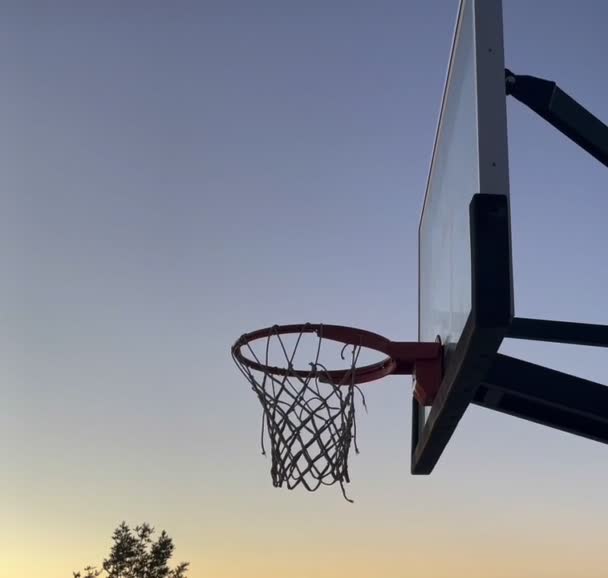 Mooie Zonsondergang Met Basketbalnet — Stockvideo