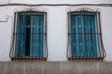 A window in the city of Arta